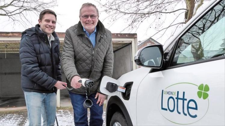 Ran an die Stromzapfsäule: Zuversichtlich sind Marc-Philipp Nikolay (links) und Rainer Lammers, dass im nächsten Jahr voraussichtlich sieben E-Fahrzeuge zum kommunalen Fuhrpark in Lotte zählen. 