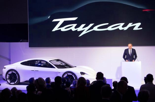 Porsche-Vorstandsvorsitzender Oliver Blume bei der Vorstellung des Elektroautos Taycan. Foto: dpa/Sebastian Gollnow