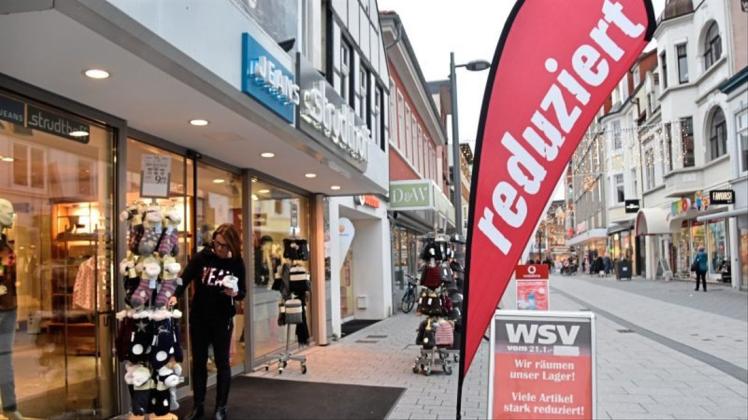 Für die Modebranche – wie hier für „Jeans Strudthoff“ an der Langen Straße in Delmenhorst – bleibt der Winterschlussverkauf ein wichtiges Instrument. 