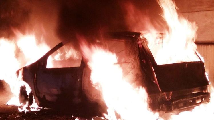 Auf der A29 ist ein Fahrzeug komplett ausgebrannt. Symbolfoto: Feuerwehr Königswinter