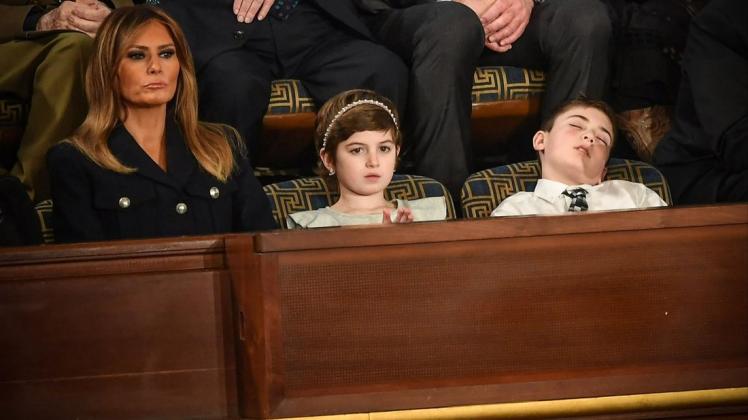 Das Nickerchen blieb den Fotografen nicht verborgen: Ihre Fotos zeigen, wie der kleine Namensvetter Trumps zwei Plätze neben First Lady Melania in seinen Sitz versunken wegdämmerte. (