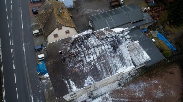 Beim Brand im Dachgeschoss eines Mehrfamilienhauses sind fünf Personen ums Leben gekommen.(Luftaufnahme mit einer Drohne). Foto: dpa/Thomas Frey