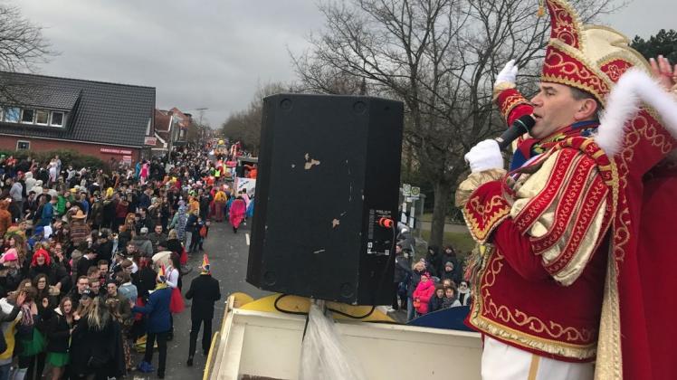 Bei gutem Wetter bis zu 15.000 Zuschauer säumen bei den Karnevalsumzügen in Papenburg die Straßenränder. Das Bild zeigt den Karnevalsprinz 2018, Christian I. (Norda). Foto: Daniel Gonzalez-Tepper