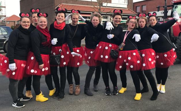 Mit dem Thema "Minnie Mouse" nahm diese Frauentruppe am Karnevalsumzug 2018 in Papenburg teil. Foto: Daniel Gonzalez-Tepper