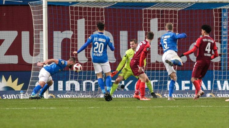 Der bislang letzte (Tor-)Glücksmoment des FC Hansa: Pascal Breier (links) drückt in der sechsten Minute der Nachspielzeit den Ball zum 1:1 gegen den VfR Aalen in die Maschen. Das ist jetzt fast zwei Monate her. Foto: Andy Bünning