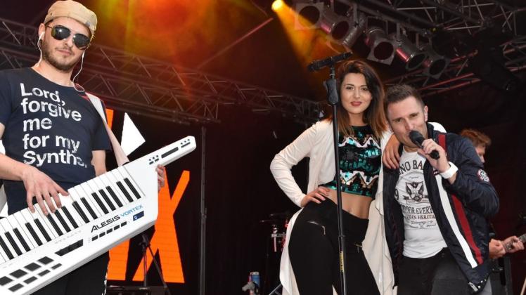 Christoph, die ehemalige Sängerin Irina und René beim Stadtfest in Delmenhorst: Jetzt macht die Partyband "Line Six" Schluss. Archivfoto: Thomas Breuer Christoph, die ehemalige Sängerin Irina und René beim Stadtfest in Delmenhorst: Jetzt macht die Partyband "Line Six" Schluss. Archivfoto: Thomas Breuer