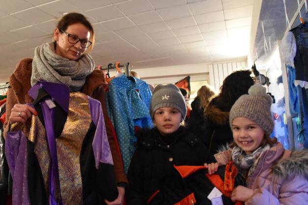 Auch Lidia Grimm und ihre Töchter Ellie-Marie und Eveline wurden auf der Kostümbörse fündig. Foto: Christopher Bredow