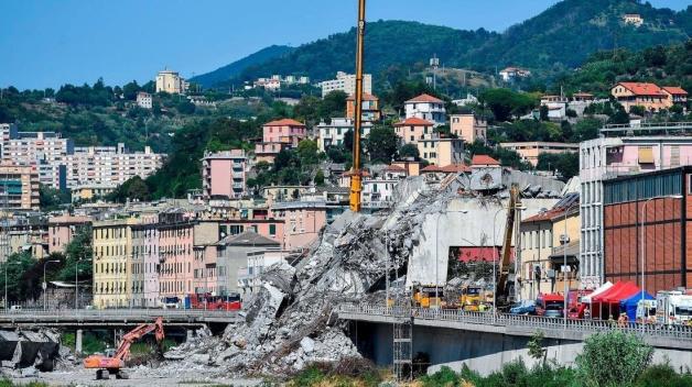 27. August 2018: die Trümmer der teilweise eingestürzten Autobahnbrücke Ponte Morandi. Foto: dpa/AP/Simone Arveda/ANSA