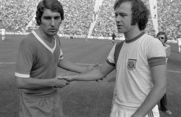 Rudi Assauer (l. Werder Bremen) und Franz Beckenbauer (FC Bayern) begrüssen sich vor dem Spiel am 7. Spieltag der Saison 1973/74.  Archivfoto: imago/WEREK