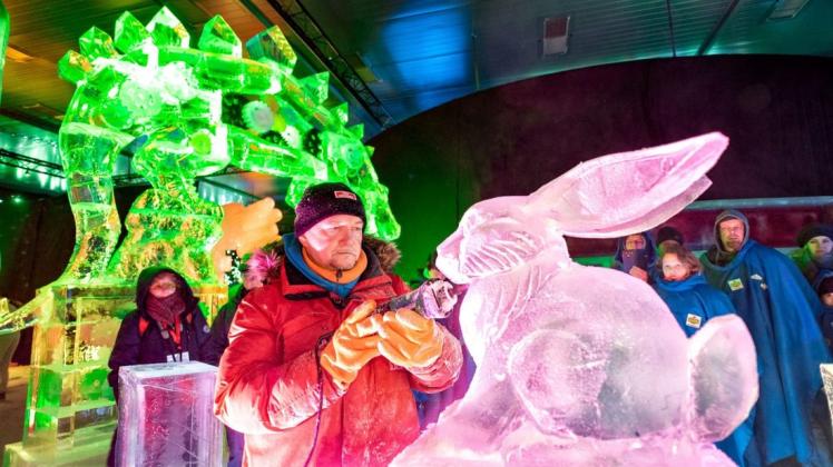 Der einstige Weltmeister im Eisschnitzen Sergey Tselebrovskiy arbeitet in der Eiswelt Rövershagen an einem fröhlichen Eishasen, dem ein Platz an der Eis-Bar sicher ist. Besucher beobachten ihn bei der Arbeit in der Kälte.