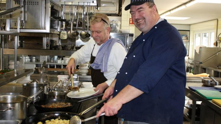 Arno Grytz (rechts) steht bereits seit fünf Jahren am Herd im Airfield Restaurant, sein Kollege Michael Hupasch erst seit drei Monaten. Per Stellenanzeigen sucht der Betrieb weitere Köche, gerne auch ältere. 