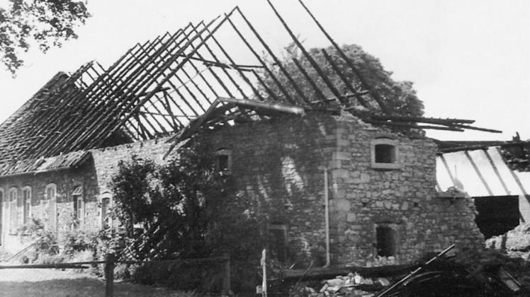 Die Ruine des Hofs Wulftange nach dem Brand 1965. Foto: Familienarchiv Wulftange