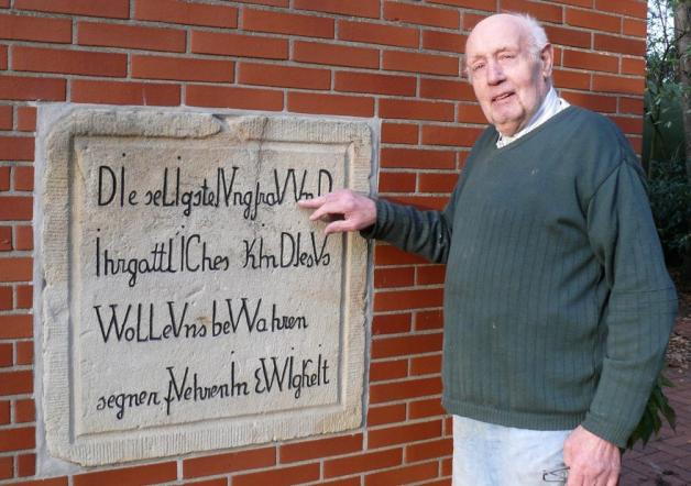Heinrich Wulftange hilft beim Entziffern des Segensspruchs: „Die seligste Jungfrau und ihr göttliches Kind Jesus wollen uns bewahren segnen führen in Ewigkeit“. Die Sandsteinplatte zierte einst den Giebel des 1965 abgebrannten Vorgängerhofes. Sie hat jetzt einen neuen Platz in der Wandfläche des Aussiedlerhofs an der Ziegeleistraße gefunden. Foto: Joachim Dierks Heinrich Wulftange hilft beim Entziffern des Segensspruchs: „Die seligste Jungfrau und ihr göttliches Kind Jesus wollen uns bewahren segnen führen in Ewigkeit“. Die Sandsteinplatte zierte einst den Giebel des 1965 abgebrannten Vorgängerhofes. Sie hat jetzt einen neuen Platz in der Wandfläche des Aussiedlerhofs an der Ziegeleistraße gefunden. Foto: Joachim Dierks