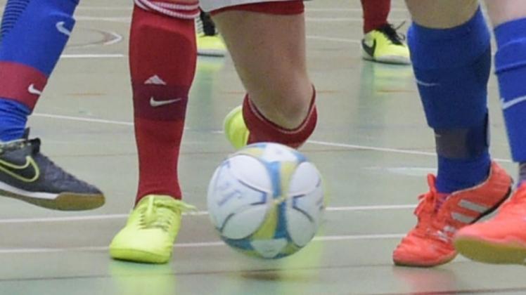Treten bei der Futsal-Niedersachsenmeisterschaft gegen den Ball: die C-Junioren des VfL Stenum. Foto: Rolf Tobis