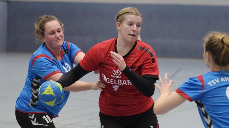 Die Landesliga-Handballerinnen der HSG Delmenhorst um Kerstin Cordes (Mitte) belegen in der Bremen-Staffel den zweiten Tabellenplatz. Foto: Rolf Tobis Die Landesliga-Handballerinnen der HSG Delmenhorst um Kerstin Cordes (Mitte) belegen in der Bremen-Staffel den zweiten Tabellenplatz. Foto: Rolf Tobis