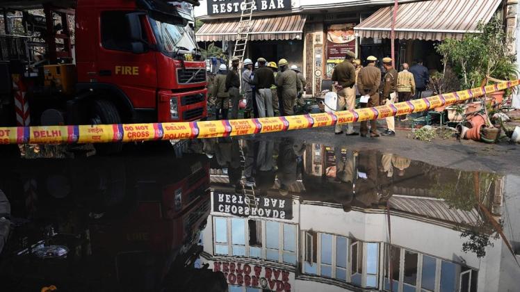 Feuerwehr und Polizei haben den Brandort abgesperrt und ermitteln, wie es zu dem tödlichen Feuer kommen konnte. Foto: AFP/Prakash SINGH