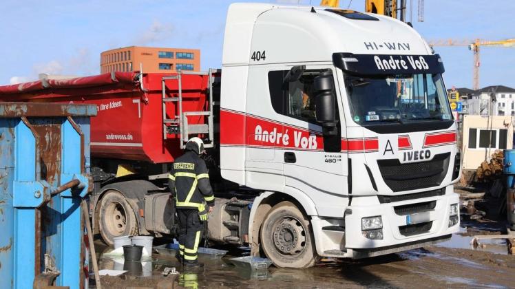 Bei einem Unfall auf einer Baustelle am Rostocker Gerberbruch sind Hunderte Liter Diesel in den Boden eingesickert.