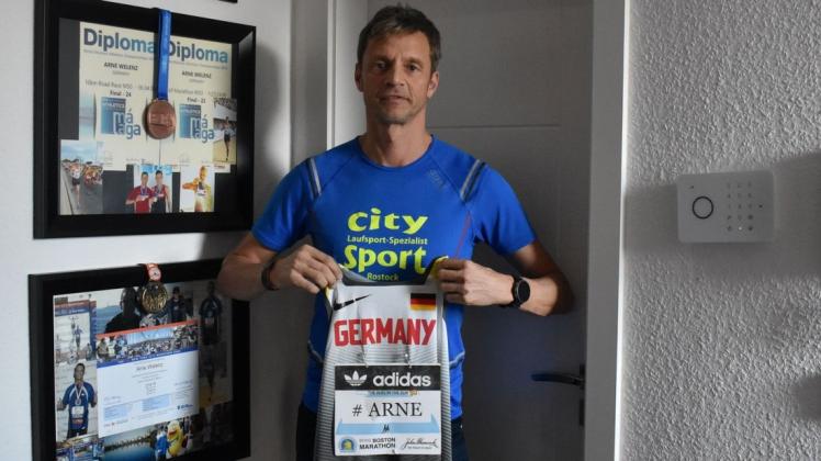 Arne Welenz mit der symbolischen Startnummer für den 123. Boston-Marathon am 15. April. Die Vorbereitung läuft, selbst im Urlaub: Am Dienstag wurde er beim Club La Santa Halbmarathon  auf Lanzarote Dritter in 1:28:18 Stunden.