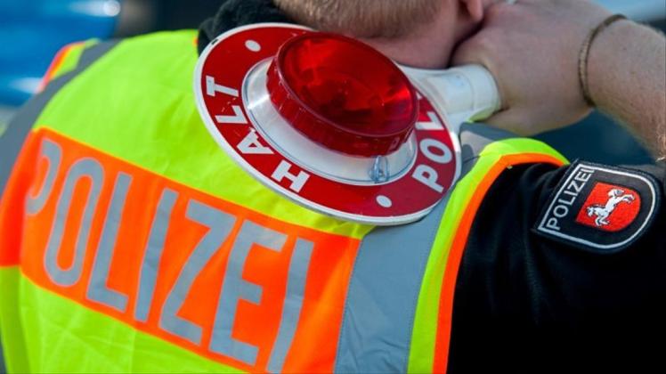 Bei einer Kontrolle gab ein 20-Jähriger in Stuhr Gas und musste nach einer Verfolgung gestoppt werden. Symbolfoto: dpa Bei einer Kontrolle gab ein 20-Jähriger in Stuhr Gas und musste nach einer Verfolgung gestoppt werden. Symbolfoto: dpa