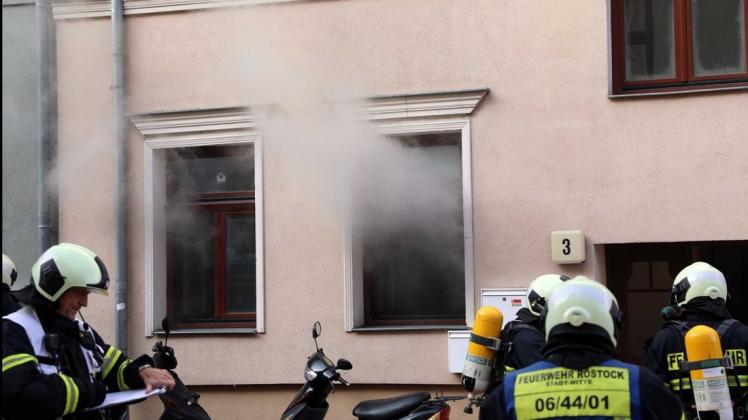 Großeinsatz für Rostocker Feuerwehr in Östlicher Altstadt: In einem Mehrfamilienwohnhaus brach Feuer aus.