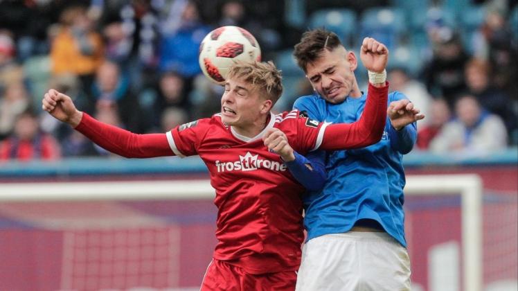 Im Luftkampf für den FC Hansa: Nico Rieble (rechts) im Duell mit Unterhachings Finn Porath. Der Rostocker kann vielseitig in der Abwehrkette eingesetzt werden. Im Luftkampf für den FC Hansa: Nico Rieble (rechts) im Duell mit Unterhachings Finn Porath. Der Rostocker kann vielseitig in der Abwehrkette eingesetzt werden.