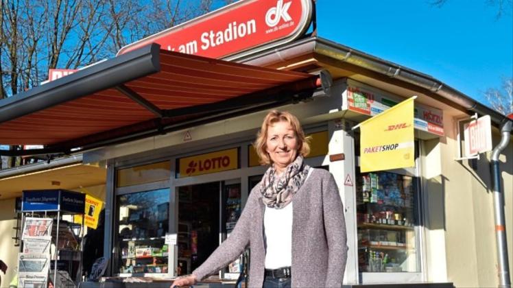 Eine Institution in Düsternort: Birgit Johannson vor ihrem Kiosk am Stadion. Jetzt will sie den Stadtteil noch mehr beleben. Sie lässt die Flohmärkte wieder aufleben. Eine Institution in Düsternort: Birgit Johannson vor ihrem Kiosk am Stadion. Jetzt will sie den Stadtteil noch mehr beleben. Sie lässt die Flohmärkte wieder aufleben.