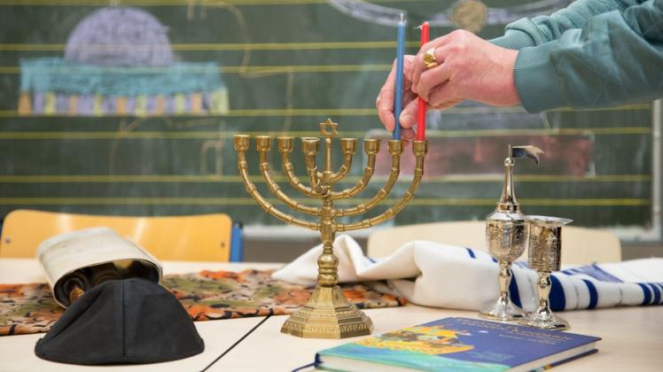 In der Drei-Religionen-Schule in Osnabrück werden 177 christliche, jüdische und muslimische Kinder unterrichtet. Die religiöse Vielfalt beeinflusst auch den Speiseplan der Mensa. Foto: Friso Gentsch/dpa In der Drei-Religionen-Schule in Osnabrück werden 177 christliche, jüdische und muslimische Kinder unterrichtet. Die religiöse Vielfalt beeinflusst auch den Speiseplan der Mensa. Foto: Friso Gentsch/dpa