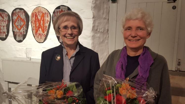 Eröffnet wurde die Ausstellung durch die Vorsitzende des Bramscher Vereins für Bildende Kunst, Karin Bormann (links), und die ausstellende Künstlerin Mechtildis Köder. Foto: Bettina Mundt