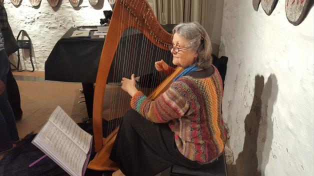 Lydia Burghart spielte Lieder auf der keltischen Harfe. Foto: Bettina Mundt Lydia Burghart spielte Lieder auf der keltischen Harfe. Foto: Bettina Mundt