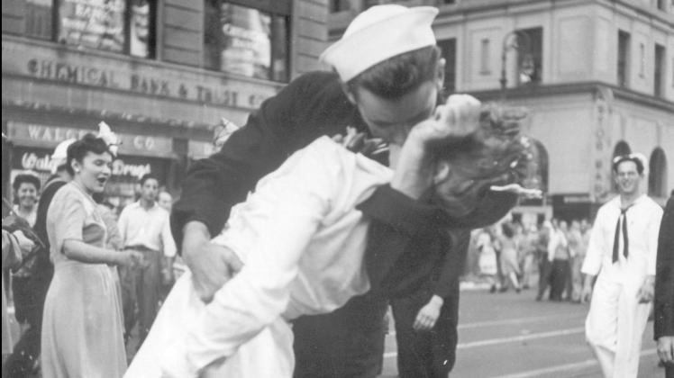 Die berühmte Kuss-Szene als Aufnahme von US-Navy-Fotograf Victor Jorgensen. Berühmter wurde das gleiche Bild, fotografiert allerdings von Alfred Eisenstaedt.