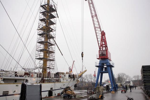 Arbeiten am Segelschulschiff "Gorch Fock"  in der Elsflether Werft. Foto: imago/Wombati