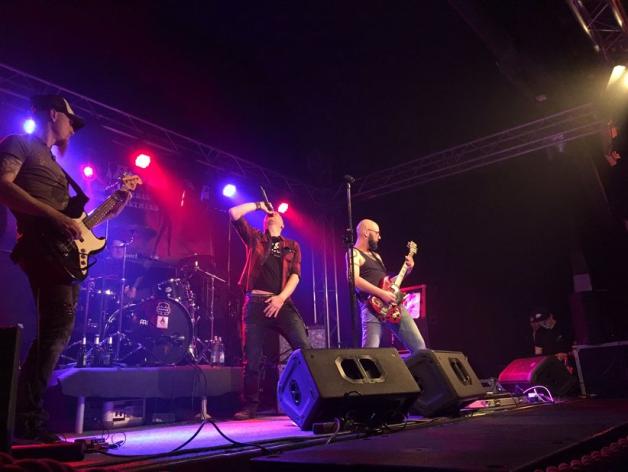 Die musikalischen Abschluss machten "Landmaschine" aus Neulehe. Sie gingen um 2 Uhr von der Bühne. Foto: Maike Plaggenborg Die musikalischen Abschluss machten "Landmaschine" aus Neulehe. Sie gingen um 2 Uhr von der Bühne. Foto: Maike Plaggenborg