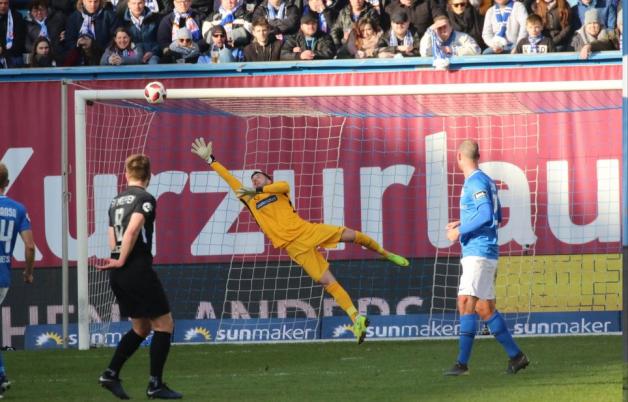 Das 0:2 durch Thilo Leugers vom SV Meppen, Hansas Torhüter Gelios kommt nicht an den Ball.