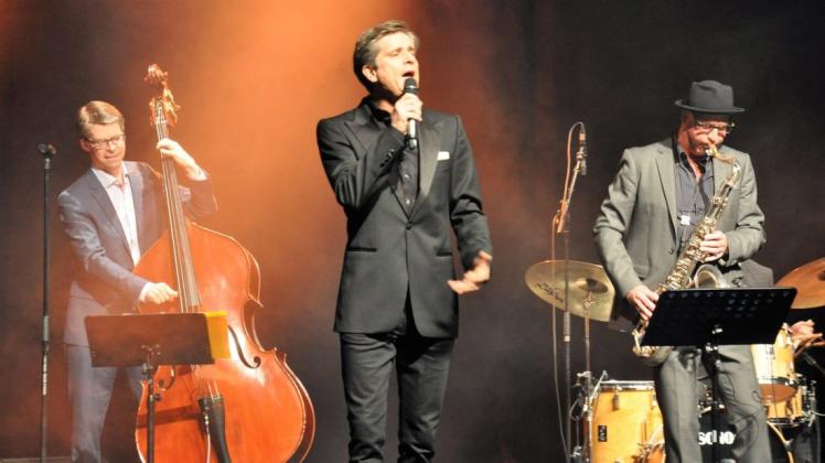 Bei der 27. Benefizveranstaltung des Fonds für Krebskranke im Lingener Theater sorgte Juliano Rossi mit seiner Band (u.a. Hervé Jeanne am Kontrabass und Stephan Abel am Saxofon) für Begeisterung. Foto: Sebastian von Melle Bei der 27. Benefizveranstaltung des Fonds für Krebskranke im Lingener Theater sorgte Juliano Rossi mit seiner Band (u.a. Hervé Jeanne am Kontrabass und Stephan Abel am Saxofon) für Begeisterung. Foto: Sebastian von Melle