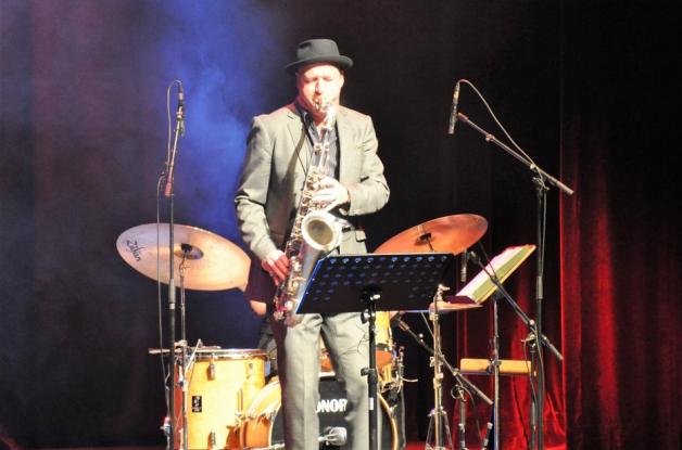 Bei der 27. Benefizveranstaltung des Fonds für Krebskranke im Lingener Theater lieferte Stephan Abel Saxofon-Soli der Extraklasse. Foto: Sebastian von Melle Bei der 27. Benefizveranstaltung des Fonds für Krebskranke im Lingener Theater lieferte Stephan Abel Saxofon-Soli der Extraklasse. Foto: Sebastian von Melle