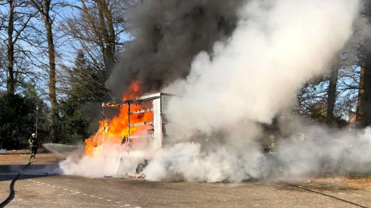 In Dötlingen ist ein Kleinlastwagen in Brand geraten. Foto: M. Hoffschneider / D. Engels / D. Müller