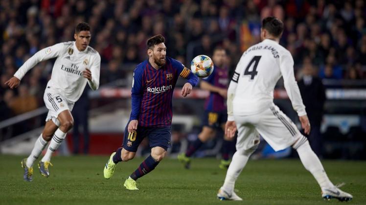 Eine Szene aus dem Hinspiel: Lionel Messi gegen Raphael Varane (l.) und Sergio Ramos. Foto: imago/ZUMA Press