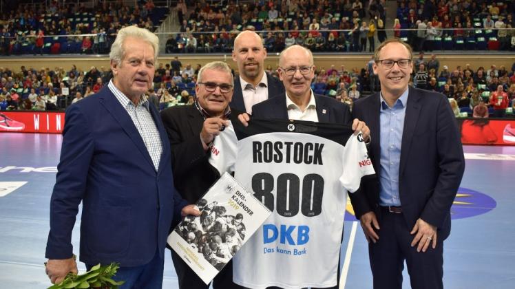 Hohe Auszeichnung für Klaus Langhoff (links): Die Rostocker Handball-Legende durfte sich am Rande des Länderspiels Deutschland gegen Polen in das Ehrenbuch des Deutschen Handballbundes eintragen. Kürzlich wurde der 79-Jährige vom DHB offiziell verabschiedet. Hohe Auszeichnung für Klaus Langhoff (links): Die Rostocker Handball-Legende durfte sich am Rande des Länderspiels Deutschland gegen Polen in das Ehrenbuch des Deutschen Handballbundes eintragen. Kürzlich wurde der 79-Jährige vom DHB offiziell verabschiedet.