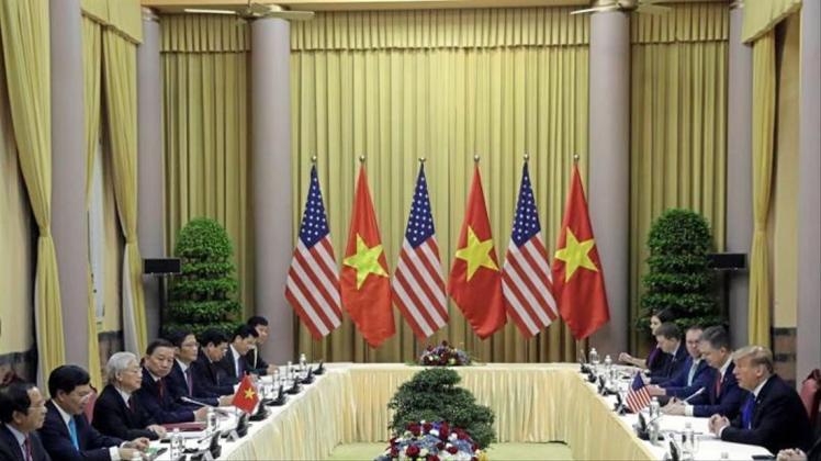 Vor seinem Gipfel mit dem nordkoreanischen Machthaber Kim in Hanoi ist US-Präsident Trump mit dem vietnamesischen Präsidenten Nguyen Phu Trong zusammengekommen. Vor seinem Gipfel mit dem nordkoreanischen Machthaber Kim in Hanoi ist US-Präsident Trump mit dem vietnamesischen Präsidenten Nguyen Phu Trong zusammengekommen.