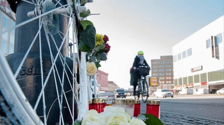 Blumen und Kerzen sind vor einem weißen Geisterrad an der Stelle eines tödlichen Radunfalls in Berlin-Mitte aufgestellt. Blumen und Kerzen sind vor einem weißen Geisterrad an der Stelle eines tödlichen Radunfalls in Berlin-Mitte aufgestellt.
