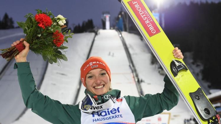 Katharina Althaus feierte ihr WM-Silber wie Gold. Foto: dpa/Hendrik Schmidt