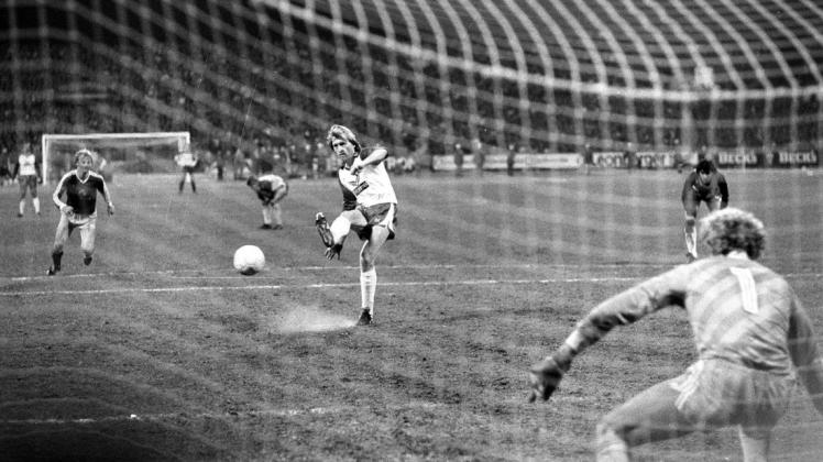 Der 33. Spieltag der Saison 1985/86, als Bremens Michael Kutzop gegen den FC Bayern kurz vor Schluss einen Elfmeter an den Pfosten setzte. Ein Sieg hätte den vorzeitigen Gewinn der Meisterschaft bedeutet. Wenige Tage später wurde der FCB Meister. Foto: imago/Schumann