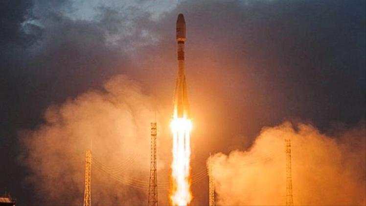 Die Sojus-Rakete hebt vom Weltraumbahnhof bei Kourou in Französisch-Guayana ab. 
