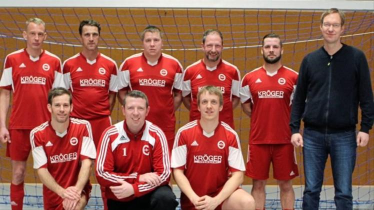 2dc9ea75ca786469425e56e098405be7.jpeg Über den Siegerpokal freute sich die Altherren-Mannschaft aus Heede, die das Hallenturnier Dörpen für sich entschieden hat. Den Pokal überreichte Samtgemeindebürgermeisters Hermann Wocken (rechts).