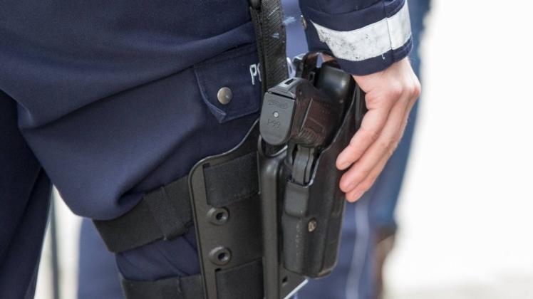 Die Hand an der Dienstwaffe Walther P99 im Holster. Symbolbild: imago/Deutzmann