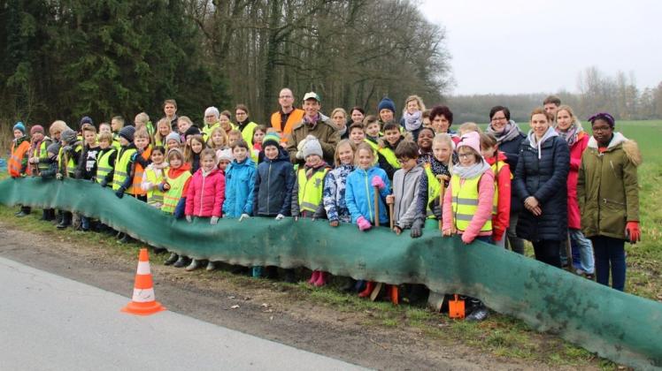 Gute Teamarbeit zum Wohl der Amphibien am Angelteich Klostermühle leisteten jetzt erneut die Schüler der Grundschule Bad Rothenfelde und die Vertreter des Naturschutzverbandes BUND mit dem Bau ihres Krötenfangzaunes.