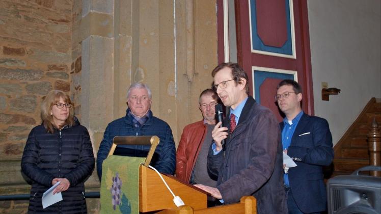Pastor Matthias Hasselblatt (vorne), Diakonin Claudia Ulrich, Dieter Huntebrinker (Glockenprojekt), Claus Jakobj (Kirchenvorstand) und Kirchenmusiker Matthias Breitenkamp (von links) während der kurzen Glockenverabschiedung. Foto: Conny Rutsch