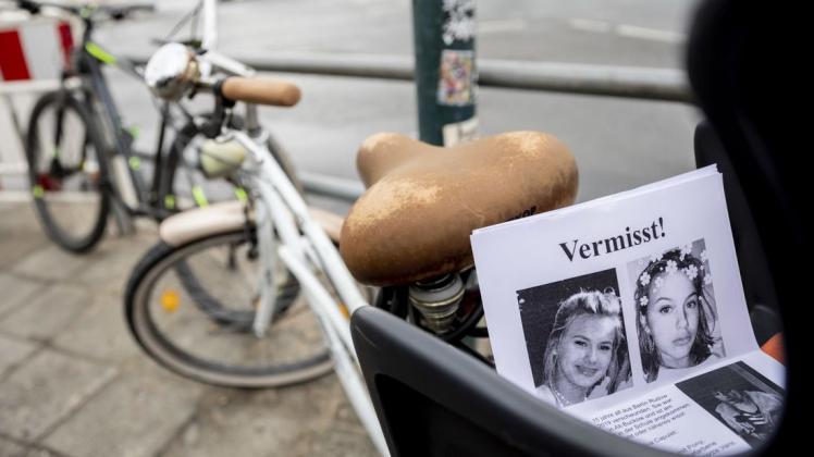Menschen suchen mit Flugblättern nach Rebecca. Von der 15-Jährigen fehlt seit fast zwei Wochen jede Spur. Foto: dpa/Christoph Soeder