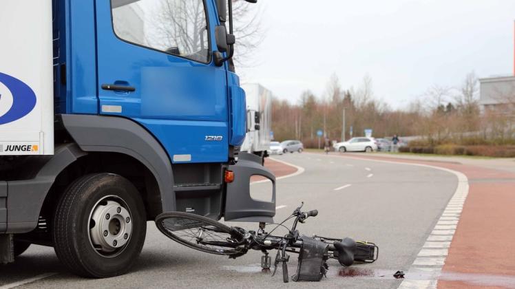 Horrorunfall in Rostock: 85-jähriger Fahrradfahrer schwebt nach Kollision mit Lastwagen in akuter Lebensgefahr