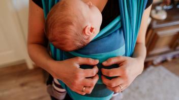 Ob Trage- oder Stillberatung, Familiensprechstunde oder Babyschwimmen: Die Stadt Bramsche hat viele Angebote für junge Eltern. Symbolfoto: David Ebener